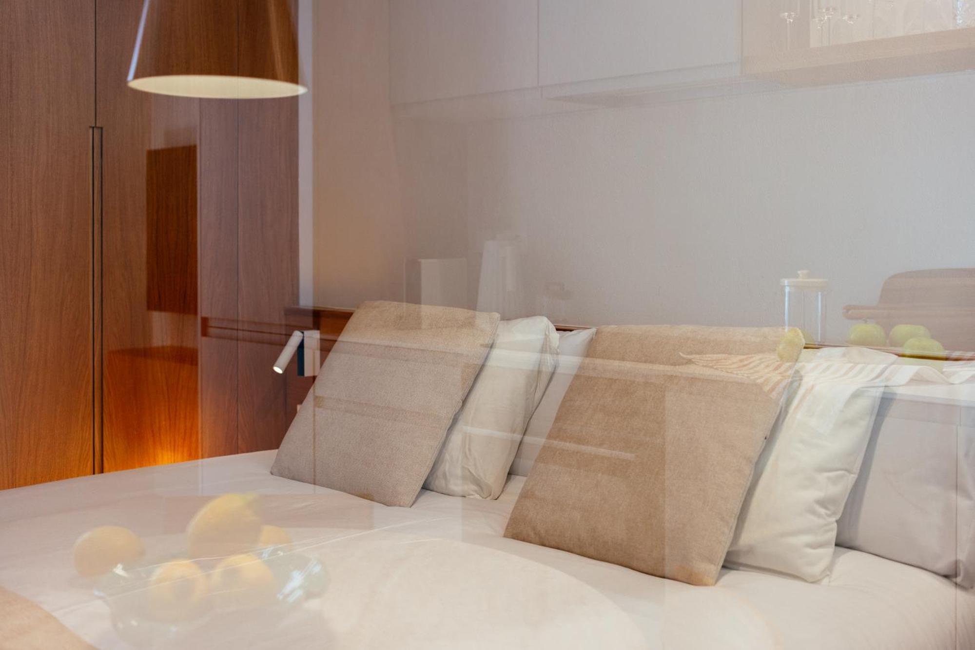 Newly Renovated Stylish Eixample - Great Location Appartamento Barcellona