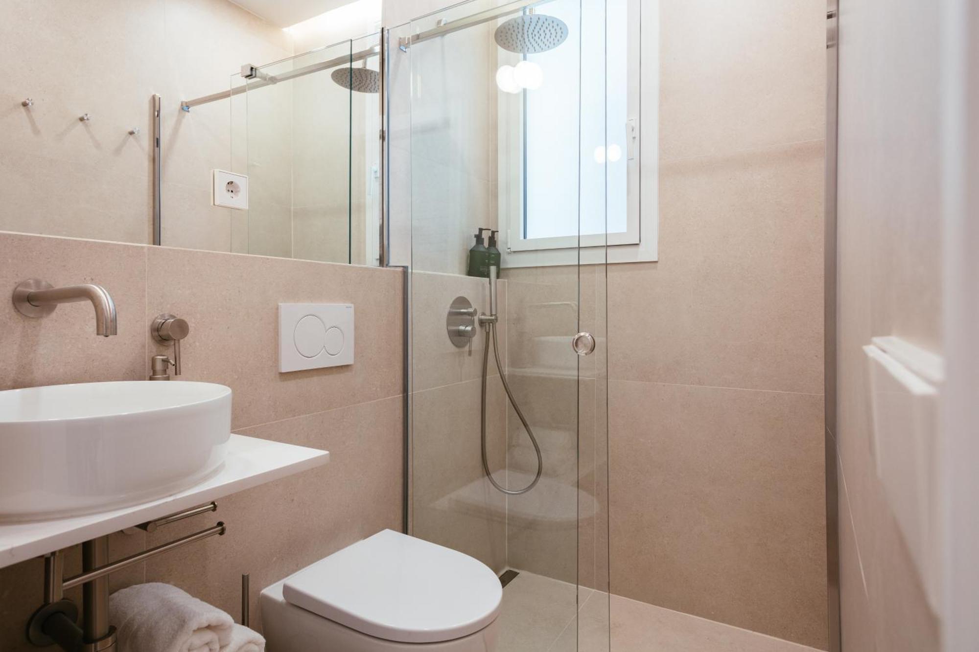 Appartamento Newly Renovated Stylish Eixample - Great Location Barcellona