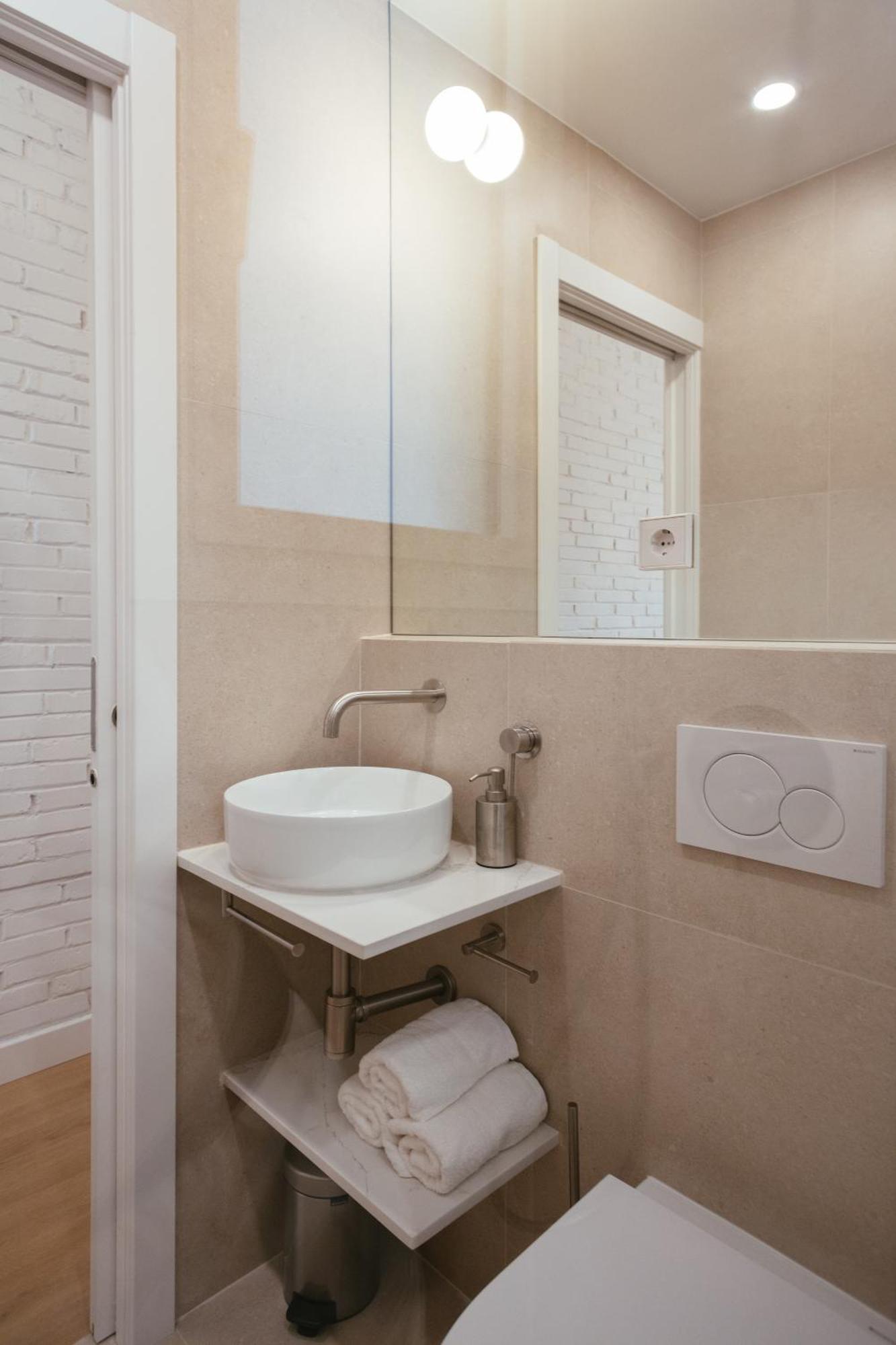 Newly Renovated Stylish Eixample - Great Location Barcellona
